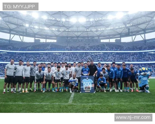 足球明星赛后排队合影瞬间展现友谊与竞技精神的完美结合